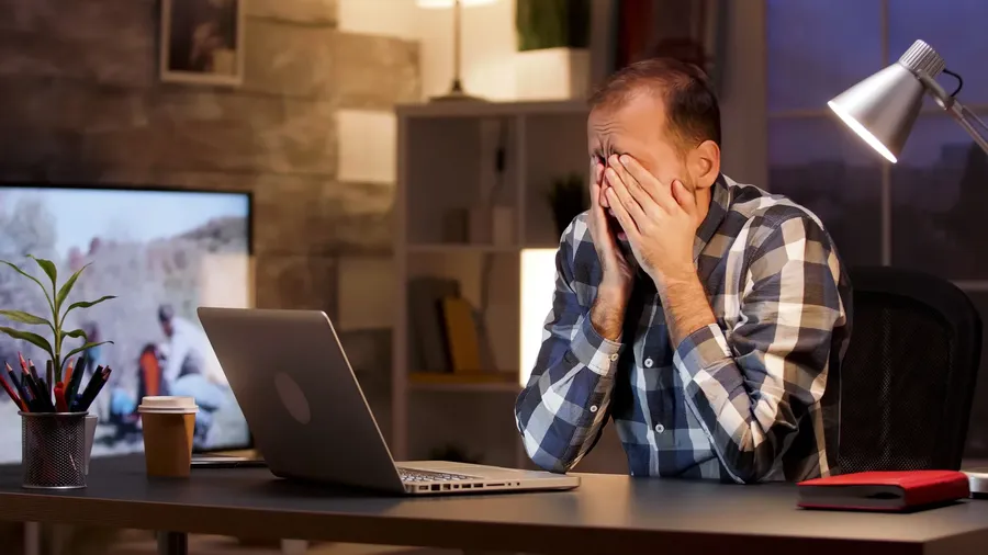 Živnostník pracuje doma u notebooku a mne si unavené oči